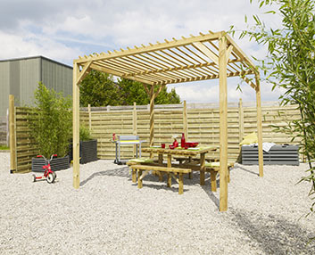 Una pérgola de madera con lamas de ‘efecto persiana’
